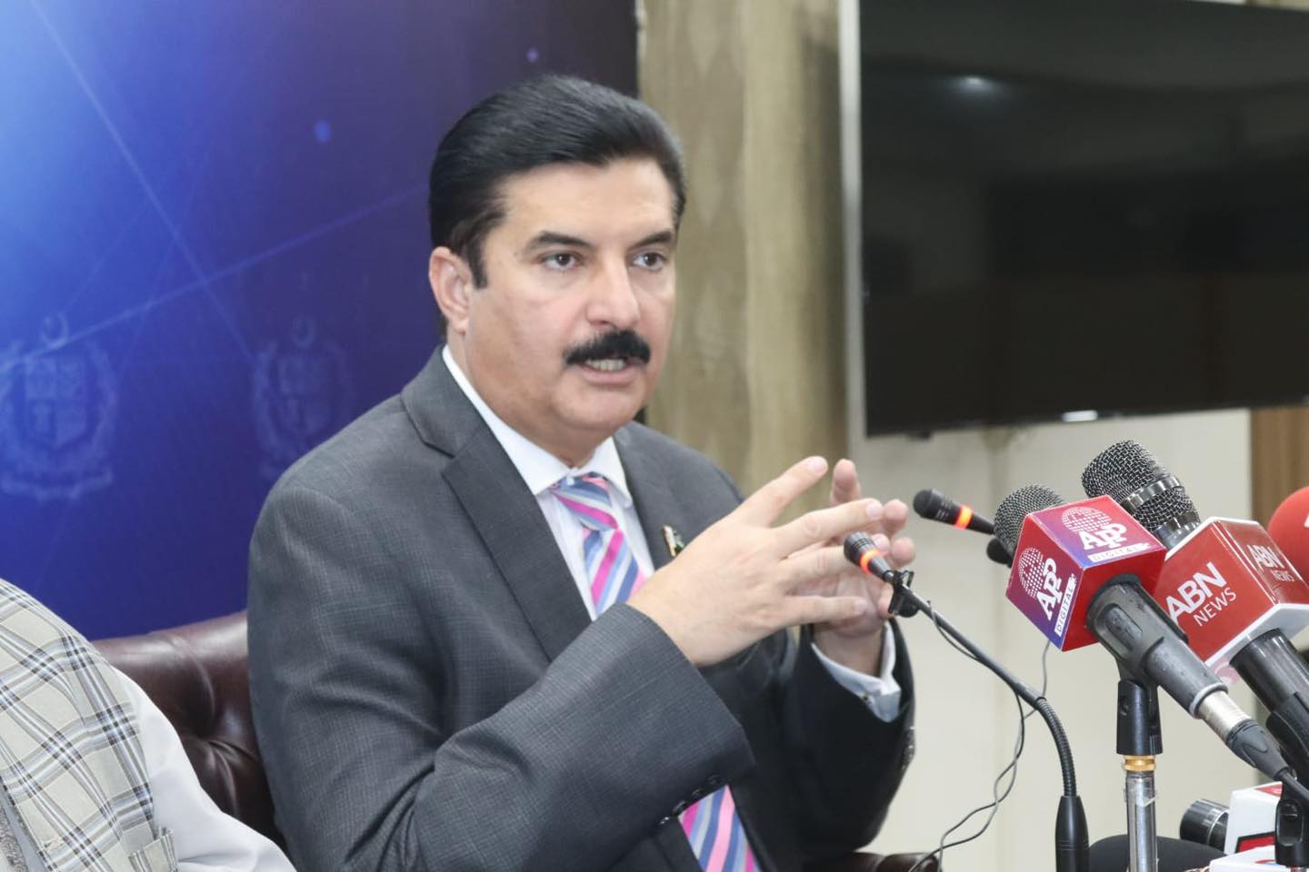  صوبہ خیبر پختونخوا کو بچانے کے لیے اگر ایمرجنسی لگانا پڑی تو ضرور لگائیں گے: گورنر فیصل کریم کنڈی