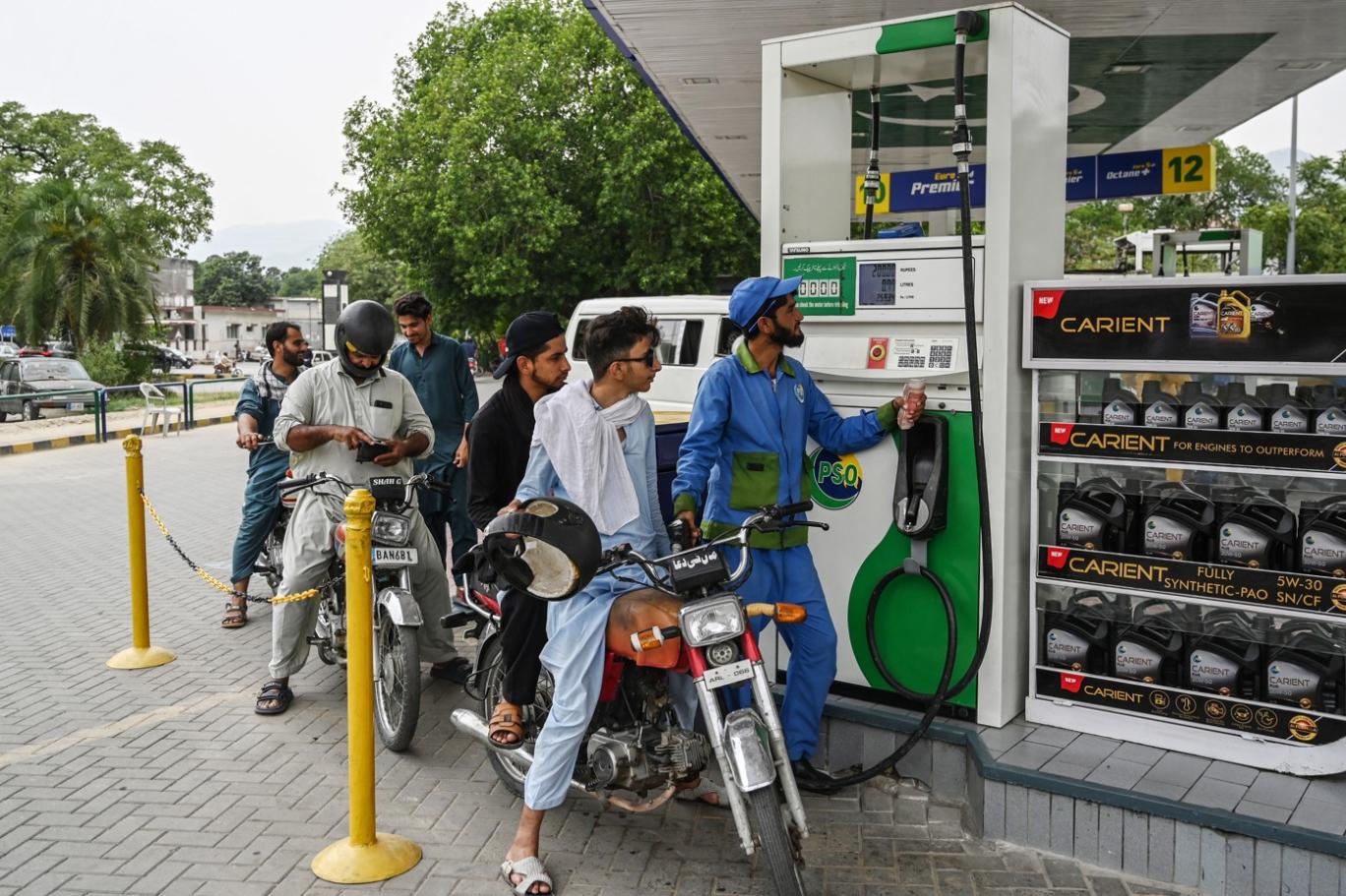 حکومت نے پیٹرول سستا اور ڈیزل مہنگا کرنے کا اعلان کردیا۔